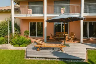 referenzen/garten-holzdeck-wasserspiel/01