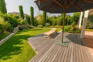 referenzen/garten-holzdeck-wasserspiel/02