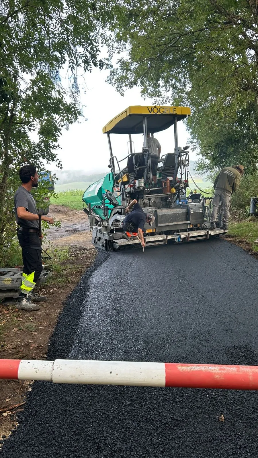 Asphaltierung eines Wirtschaftswegs – Foto 1 von 4