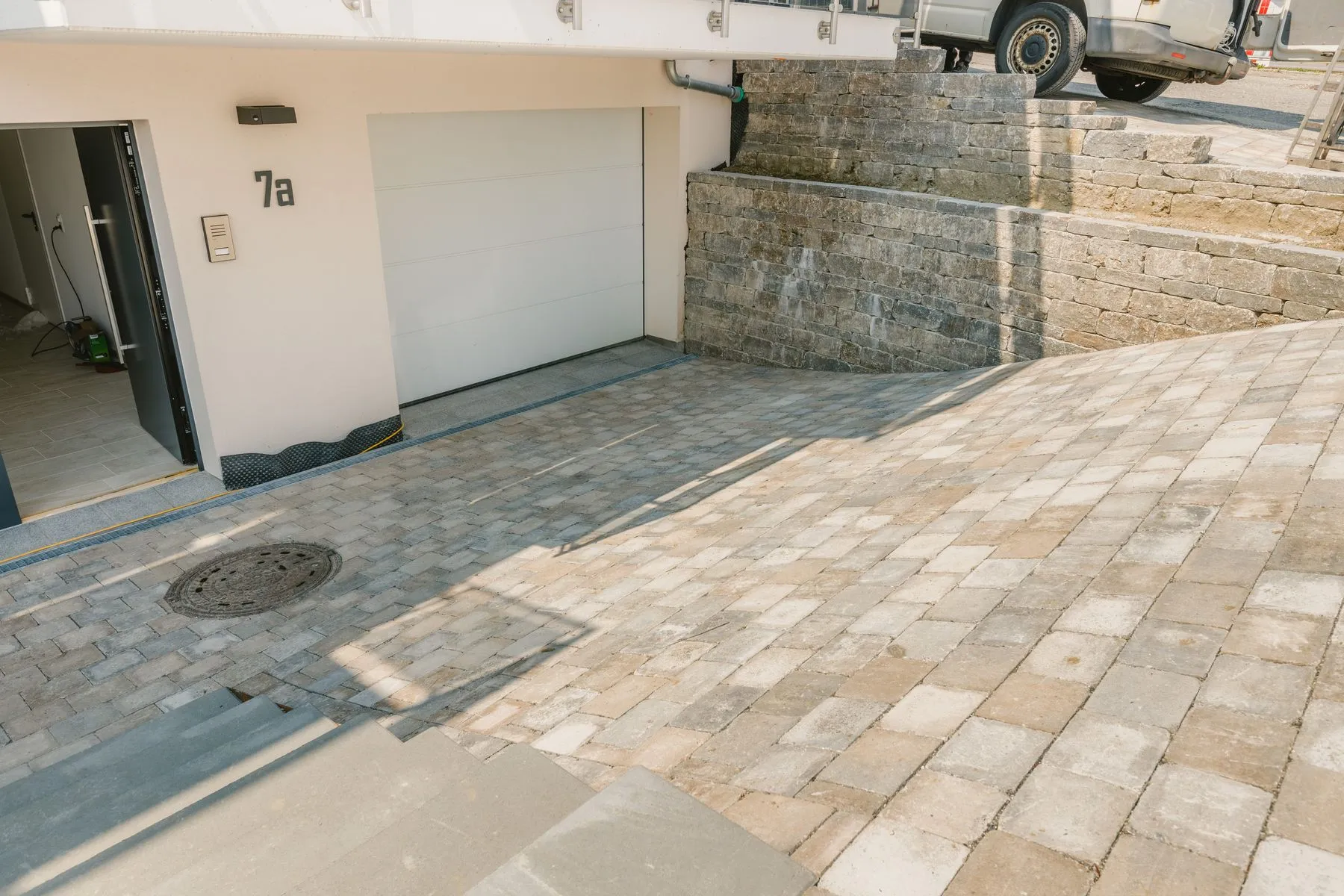 Garagenzufahrt mit Natursteinmauern – Foto 2 von 10