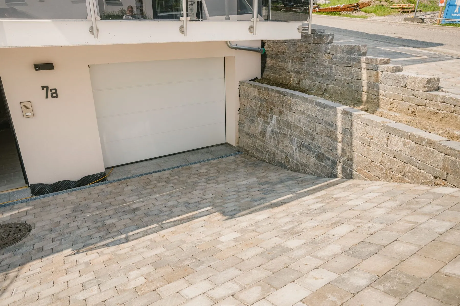Garagenzufahrt mit Natursteinmauern – Foto 3 von 10