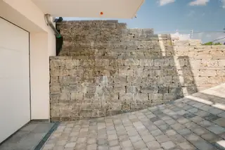 referenzen/garagenzufahrt-natursteinmauern/05