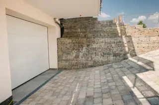 referenzen/garagenzufahrt-natursteinmauern/06