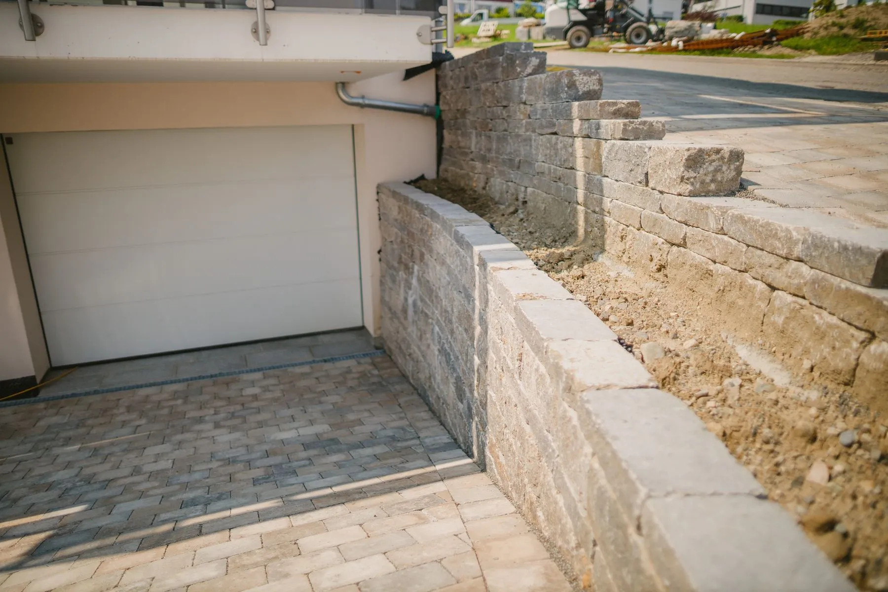 Garagenzufahrt mit Natursteinmauern – Foto 8 von 10
