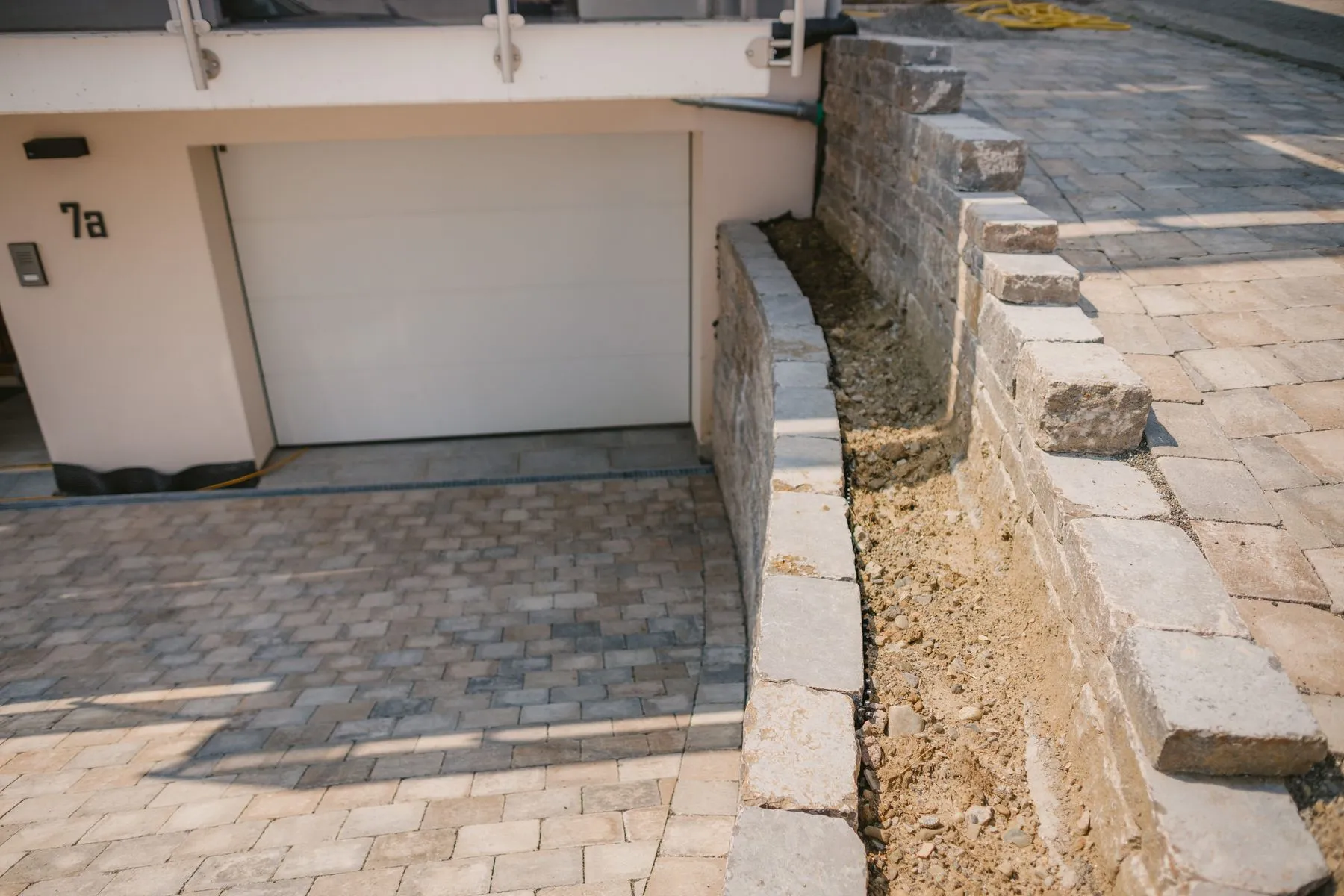 Garagenzufahrt mit Natursteinmauern – Foto 9 von 10